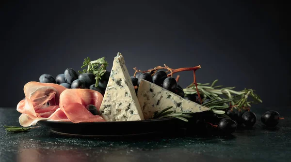 ブルーチーズ ブドウ ローズマリーのプロシュット — ストック写真