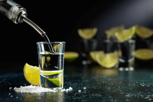 Tequila Viene Versata Bicchiere Shot Tequila Con Fette Lime Sale — Foto Stock