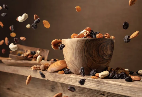 Frutos Secos Voladores Nueces Mezcla Nueces Secas Pasas Una Mesa — Foto de Stock