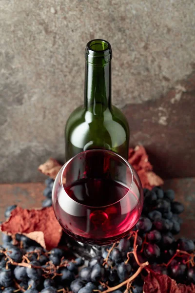 Kırmızı Şarap Mavi Üzümlü Klasik Arka Planda — Stok fotoğraf