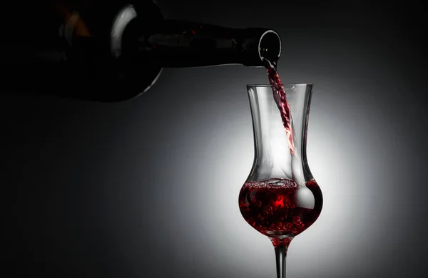 デザートワインやリキュールを古代のボトルからグラスに注ぐ スペースのコピー — ストック写真