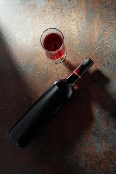 Glas Und Flasche Rotwein Auf Rostigem Metallgrund Draufsicht Mit Kopierraum — Stockfoto