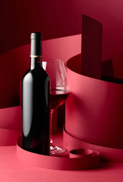 Botella Copa Vino Tinto Sobre Fondo Rojo —  Fotos de Stock