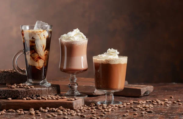Kahverengi Arka Planda Kremalı Kahve Çikolata Içecekler Boşluğu Kopyala — Stok fotoğraf