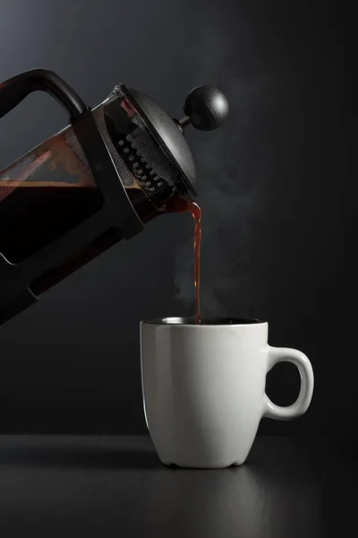 Despejando Café Imprensa Francesa Uma Xícara Uma Mesa Preta — Fotografia de Stock