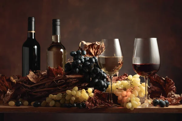 Weiß Und Rotwein Mit Trauben Auf Einem Holztisch Kopierraum — Stockfoto