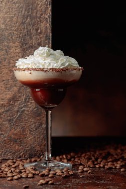 Kahverengi arka planda kremalı kahve ve çikolata kokteyli. Boşluğu kopyala.