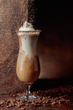 Çikolata parçacıkları serpiştirilmiş kremalı buzlu kahve. Boşluğu kopyala.