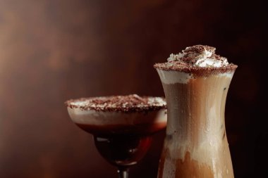 Çikolata parçacıkları serpilmiş kremalı kahve ve çikolata içecekleri. Boşluğu kopyala.