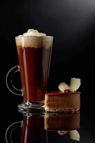 Koffiedrank Met Slagroom Cake Een Zwarte Reflecterende Achtergrond — Stockfoto