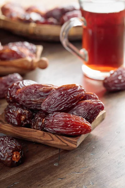 Tee Und Getrocknete Datteln Auf Einem Alten Holztisch — Stockfoto