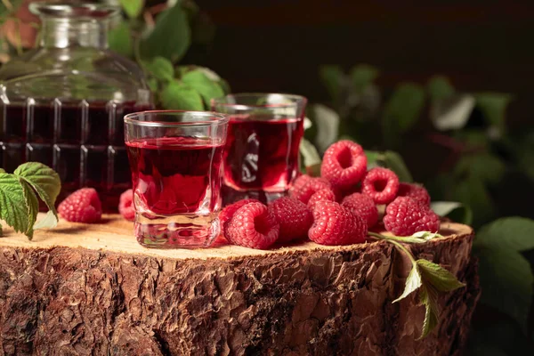 Raspberry Liquor Fresh Berries Leaves Pine Stump — Stock Photo, Image