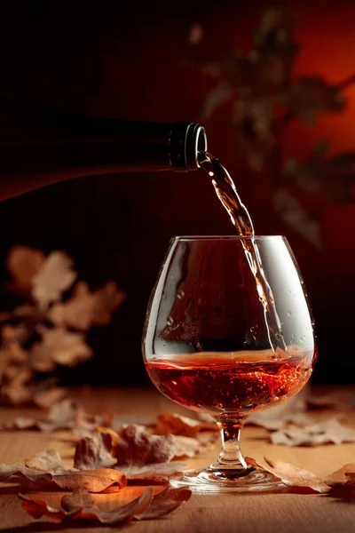 Cognac Viene Versato Bicchiere Una Bottiglia Uno Snifter Brandy Vecchio — Foto Stock