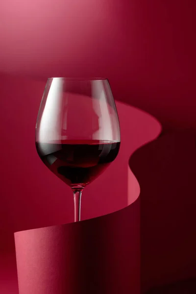 赤ワインのグラスを背景に — ストック写真