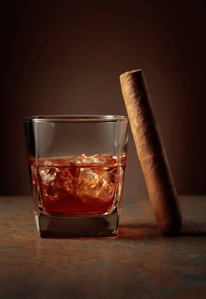 Whiskey Ice Cigar Rusty Metal Table — Stock fotografie