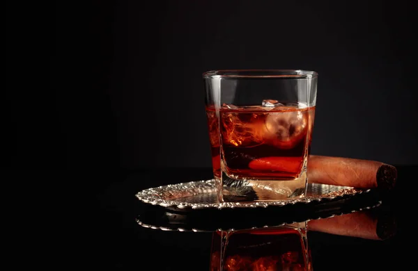 Виски Льдом Сигарой Черном Отражающем Фоне — стоковое фото