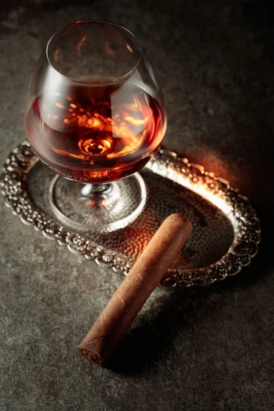 Snifter Brandy Cigarro Una Vieja Mesa Piedra Copiar Espacio —  Fotos de Stock