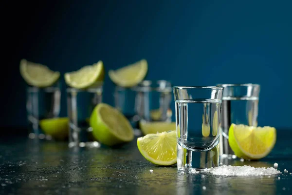 Shot Tequila Con Fette Lime Sale Marino Una Tavola Blu — Foto Stock