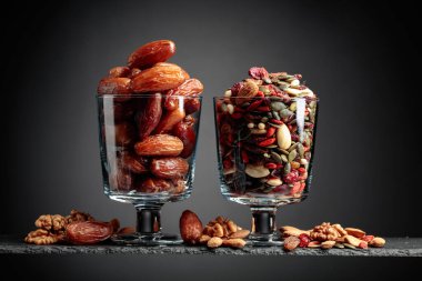 Hurma ve kurutulmuş meyve, fındık ve tohum. Boşluğu kopyala.