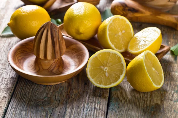 Limoni Spremiagrumi Vecchio Tavolo Legno — Foto Stock