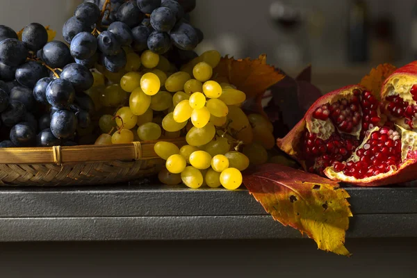 Druvor Och Granatäpple Köksbord — Stockfoto