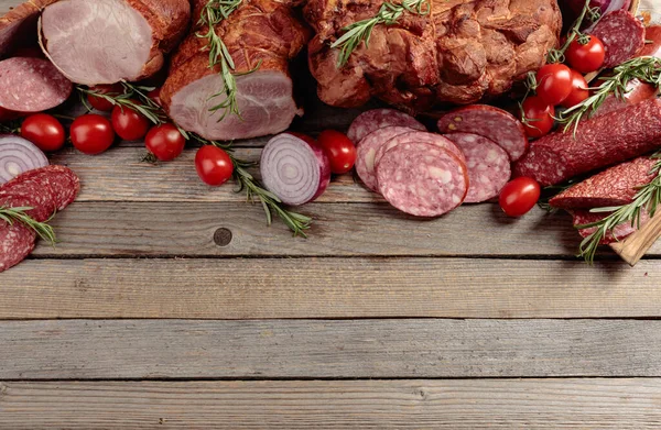 Verschiedene Fleischprodukte Auf Einem Holztisch Kopierraum — Stockfoto