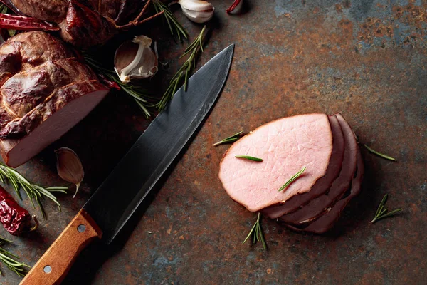 Gerookte Ham Met Rozemarijn Knoflook Peper Een Keukentafel — Stockfoto