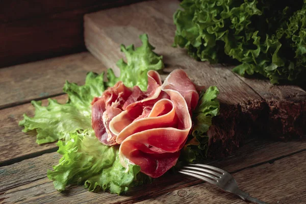 Prosciutto Rosemary Fresh Lettuce Salad Old Wooden Table — Stock Photo, Image