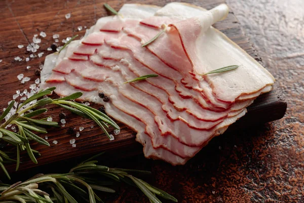 Tocino Con Romero Sal Pimienta Una Tabla Cortar Vieja —  Fotos de Stock