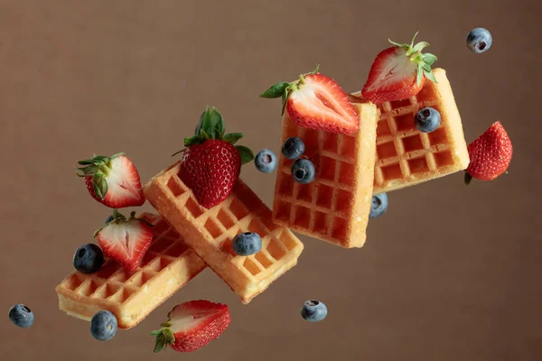 用蓝莓和草莓做的华夫饼干食品悬浮 — 图库照片
