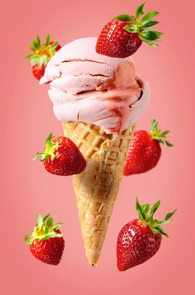 Клубничное Мороженое Вафельном Рожке Ягодами — стоковое фото