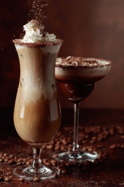Çikolata parçacıkları serpilmiş kremalı kahve ve çikolata içecekleri. Boşluğu kopyala.