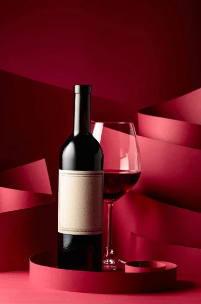 赤い背景に赤ワインのボトルとガラス スペースのコピー — ストック写真