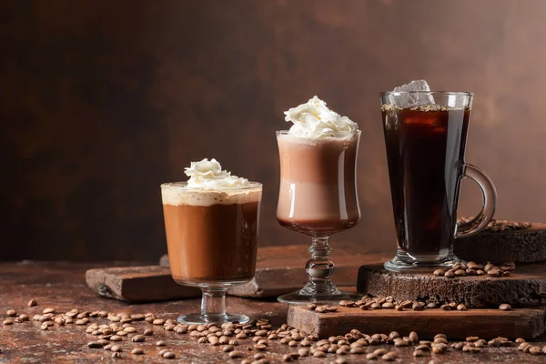 Kaffe Och Chokladdrycker Med Vispgrädde Brun Bakgrund Cpoy Utrymme — Stockfoto