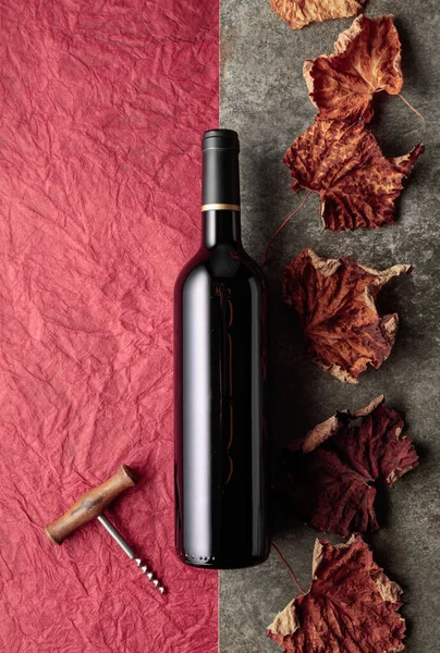 瓶装红葡萄酒 瓶塞螺丝和干藤叶 背景为复古酒 带有复制空间的顶部视图 — 图库照片