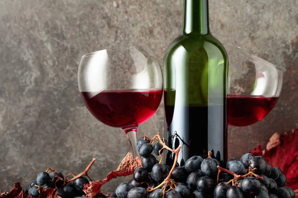 Czerwone Wino Niebieskimi Winogronami Tle Vintage — Zdjęcie stockowe