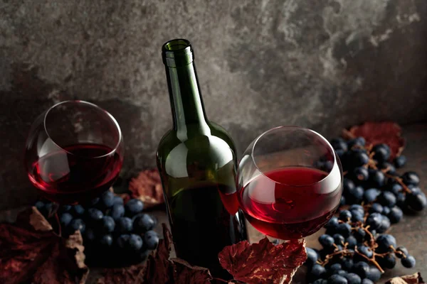 Vin Rouge Avec Raisins Bleus Sur Fond Vintage — Photo