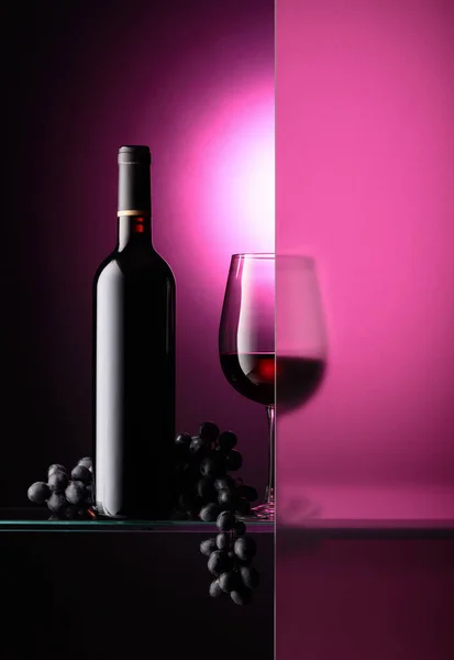 Bottle Glass Red Wine Bunch Blue Grapes Still Life Partially — Stock Photo, Image