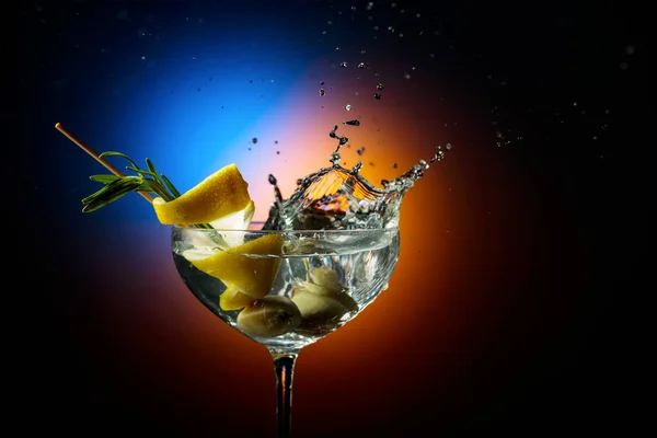 Cocktail Con Olive Verdi Rosmarino Limone Schizzi Uno Sfondo Scuro — Foto Stock