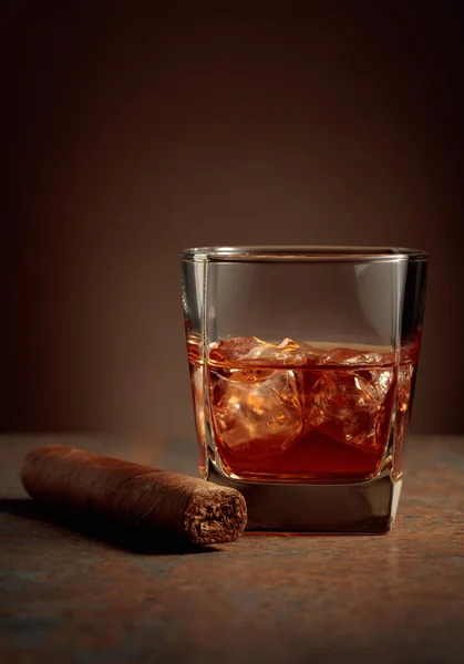Whisky Con Hielo Cigarro Una Mesa Metal Oxidado — Foto de Stock