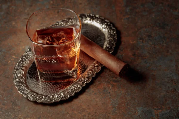 威士忌加冰块和雪茄烟放在银盘上 — 图库照片