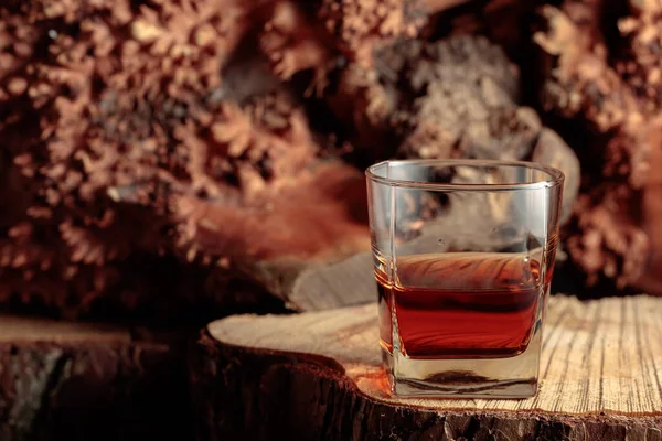 Een Glas Whisky Een Oude Gedroogde Stronk Kopieerruimte — Stockfoto
