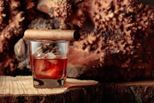 Whisky Con Hielo Cigarro Viejo Tocón Seco Copiar Espacio —  Fotos de Stock