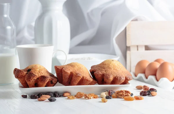 Osterkuchen Mit Milch Auf Einem Küchentisch Hausgemachte Rosinen Biskuitkuchen Auf — Stockfoto