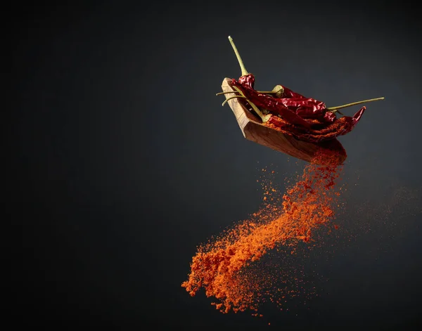 Plato Madera Con Chile Seco Pimienta Molida Copiar Espacio — Foto de Stock