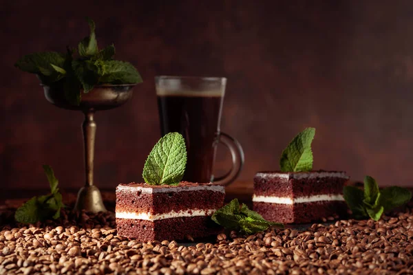 Schokoladenkuchen Garniert Mit Minze Auf Einem Tisch Mit Kaffeebohnen — Stockfoto