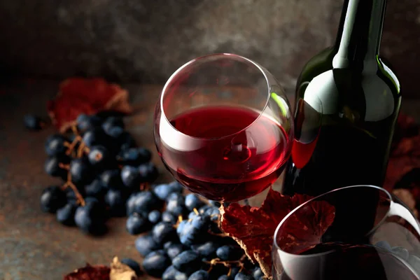 Vino Tinto Con Uvas Azules Sobre Fondo Vintage — Foto de Stock