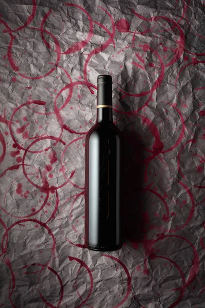 Бутылка Красного Вина Заднем Плане Пятнами Вина Вид Сверху — стоковое фото