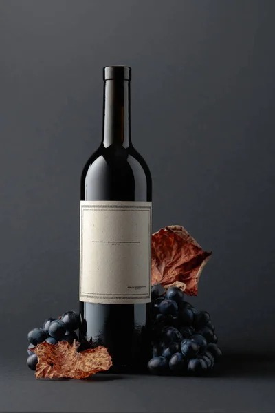 Бутылка Красного Вина Голубого Винограда Высохшими Листьями Виноградной Лозы Темном — стоковое фото