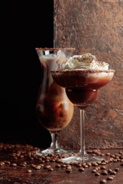 Kahverengi arka planda kremalı kahve ve çikolata içecekler. Boşluğu kopyala.